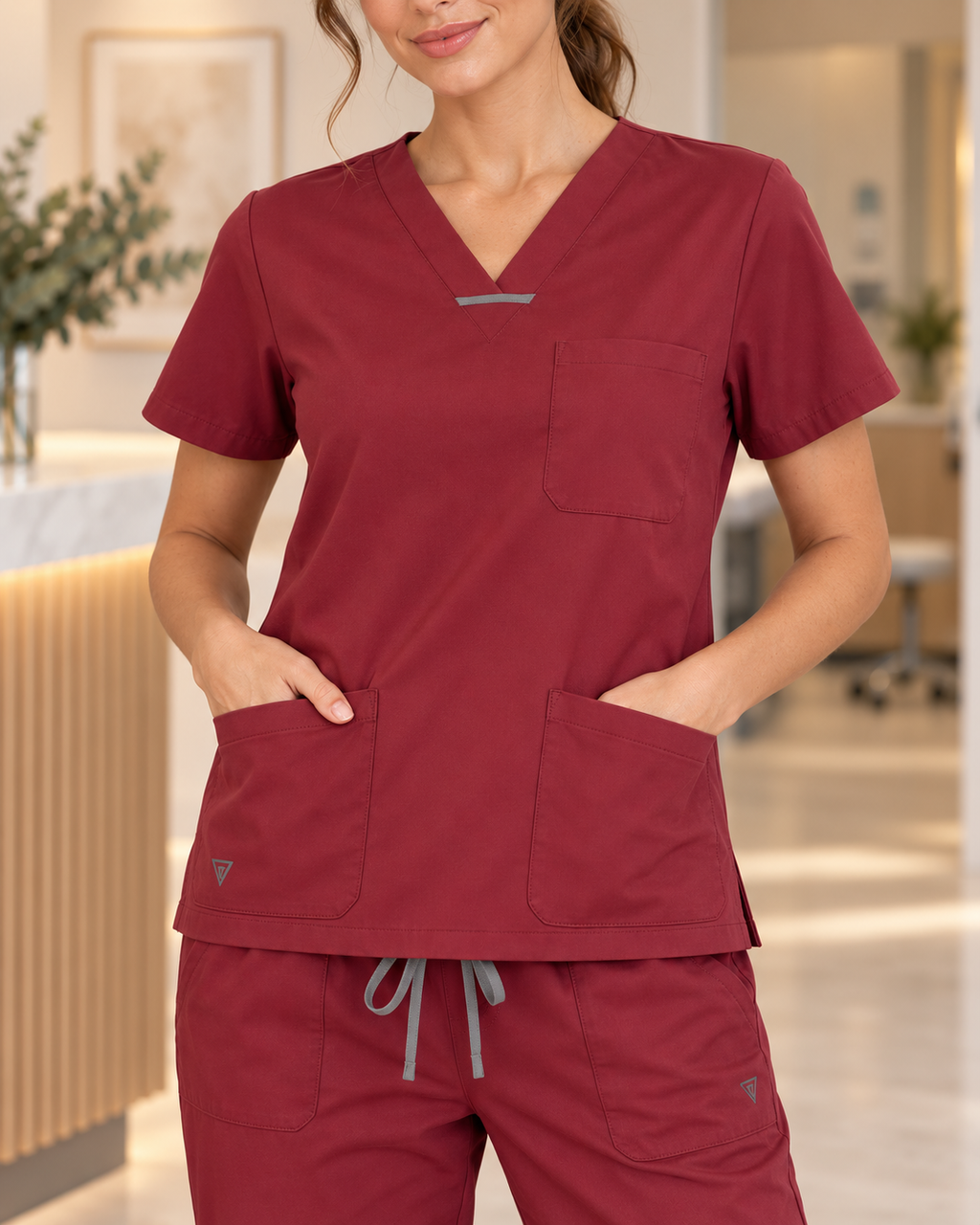 Set Scrub Ibiza Bordeaux – dettaglio tasche e bordino